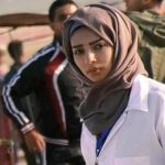 Gaza, migliaia di persone al funerale dell'infermiera palestinese uccisa da un cecchino israeliano 1