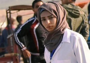Gaza, migliaia di persone al funerale dell'infermiera palestinese uccisa da un cecchino israeliano 1