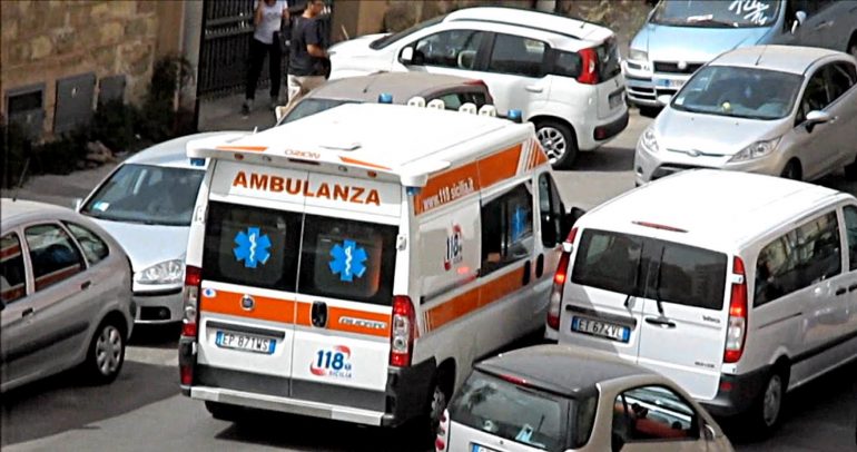 Genova: ambulanza incastra tra parcheggi selvaggi: paziente in codice rosso muore