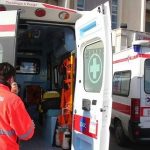 Il paziente attende troppo per l’ambulanza, pugni, calci e schiaffi a medico ed infermiere del 118