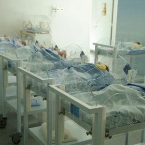 Infermiera dimentica phon acceso in culla: gamba amputata a neonato per le ustioni 1