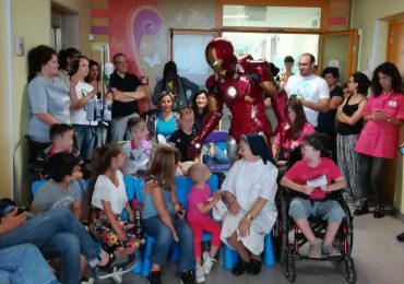 Lecce, Iron Man presta “soccorso” ai bambini dell’Oncologico