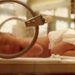 Neonato immerso in acqua bollente: la puericultrice lo aveva affidato ad una tirocinante per rispondere al cellulare personale 1