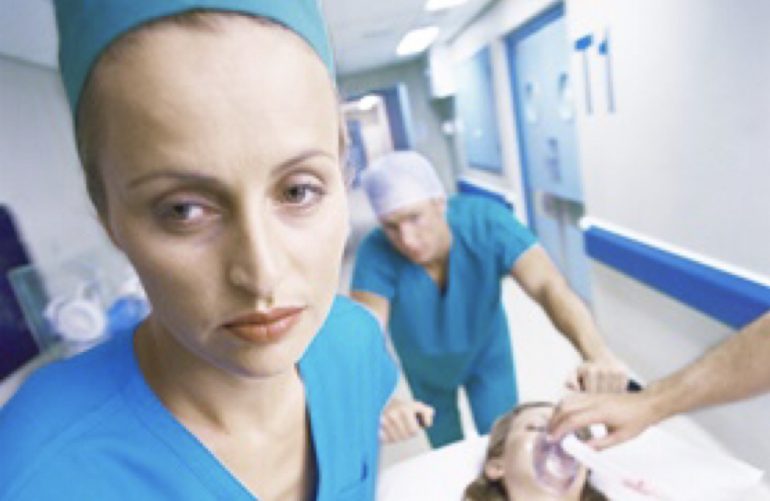 Perché sempre più infermieri abbandonano la professione prima dell’età pensionabile?