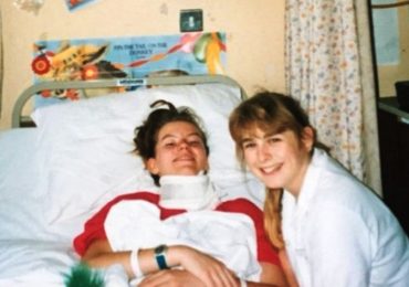 Potenza dei social: dopo 30 anni, rintraccia l’infermiera che l’ha aiutata a superare il cancro