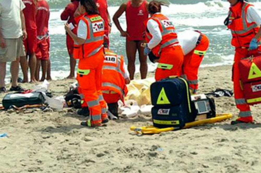 Manca il DAE in infermeria: anziano muore stroncato da infarto in spiaggia