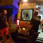 Chiama il 118 poi demolisce l’ambulanza a colpi di pala