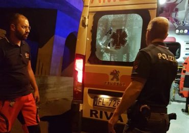 Chiama il 118 poi demolisce l’ambulanza a colpi di pala