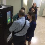All’Asl Napoli 2 le “ragazze della scuola infermieri” utilizzare come hostess per assistere i cittadini all’utilizzo del Totem per pagare il ticket