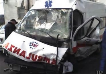 Ambulanza in urgenza presa a sassate per divertimento. Costretta ad interrompere il servizio