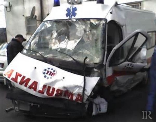 Ambulanza in urgenza presa a sassate per divertimento. Costretta ad interrompere il servizio