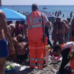 Arresto cardiaco in spiaggia: turista salvato in extremis da due infermieri in vacanza