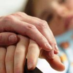 Assistenza a bimbi e adolescenti in fine vita: evitare l'accanimento e promuovere la condivisione