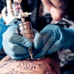 Bagno in mare dopo un tatuaggio costa la vita a un giovane texano