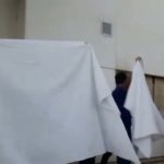 Benigni trasferito al San Raffaele: infermieri e oss si offrono di diventare paratie umane contro i fotografi