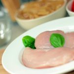 Corfù, mangia del pollo crudo contaminato da E. Coli e muore