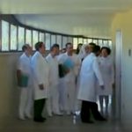 Decine di medici in visita di cortesia al paziente Benigni mandano in tilt il lavoro dell’ortopedia