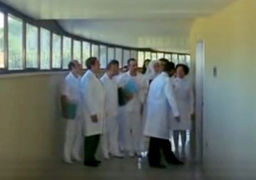 Decine di medici in visita di cortesia al paziente Benigni mandano in tilt il lavoro dell’ortopedia