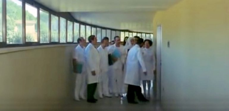 Decine di medici in visita di cortesia al paziente Benigni mandano in tilt il lavoro dell’ortopedia