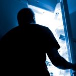 Mangiare di notte? Secondo uno studio può provocare il cancro