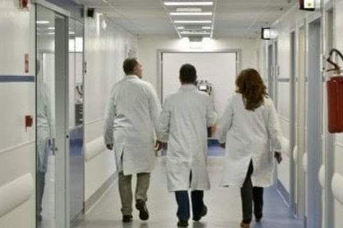 Ospedale del Mare: il reparto di Chirurgia Vascolare chiude per festeggiare il nuovo primario. Pazienti dimessi e trasferiti altrove