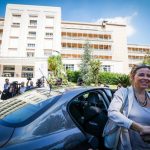Paziente furibondo cerca di aggredire il ministro della salute durante la visita al Nuovo Ospedale del Mare, poi minaccia di lanciarsi dalla finestra
