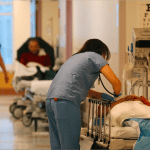 «So dove vi cambiate, dove lavorate e dove avete le macchine. So come raggiungervi». Infermieri denunciano le continue minacce dei pazienti