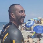 Bimbo rischia di annegare: infermiere in spiaggia lo rianima salvandogli la vita