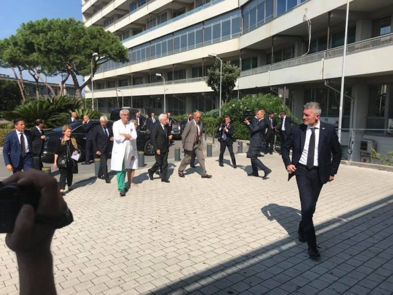 Il Presidente Mattarella in visita agli operatori sanitari e feriti