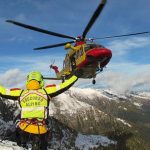 Infermiere intrappolato in una grotta sulle Alpi Giulie: esercito e speleologi lottano per salvargli la vita