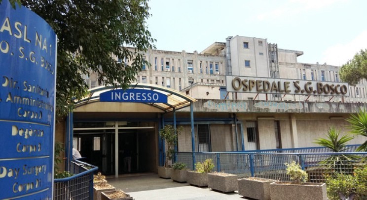 Napoli, i parenti di un paziente deceduto aggrediscono gli infermieri e devastano il reparto