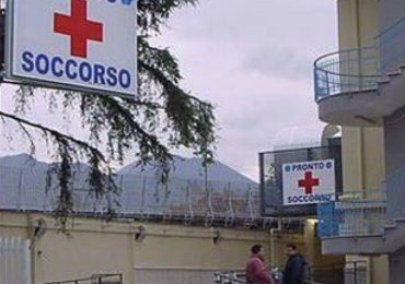 Napoli: minaccia l’infermiera per dormire nel letto della moglie partoriente