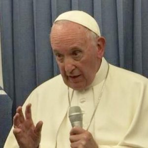 Papa Francesco:”Occore pregare per i figli gay e rivolgersi alla Psichiatria”
