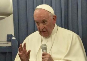 Papa Francesco:”Occore pregare per i figli gay e rivolgersi alla Psichiatria”