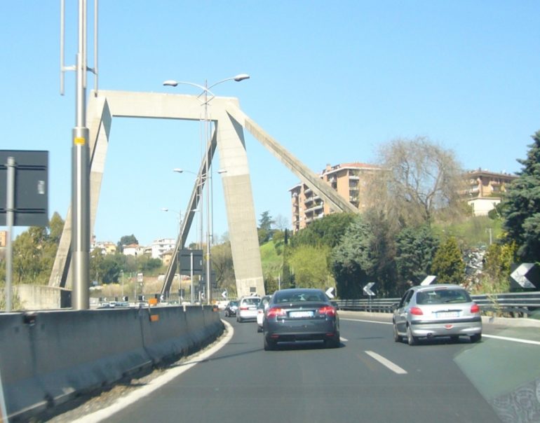 Roma, anche il ponte della Magliana rischia di crollare