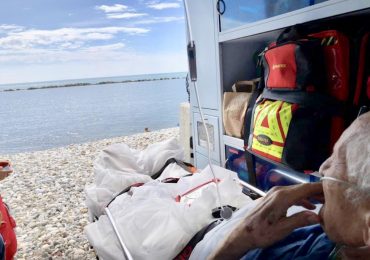 “Vorrei vedere il mare per l’ultima volta”: ambulanza accosta per