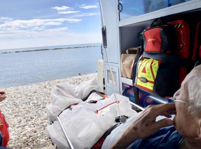 “Vorrei vedere il mare per l’ultima volta”: ambulanza accosta per