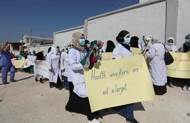Centinaia di infermieri e medici protestano in Siria:”Basta bombardare gli ospedali”