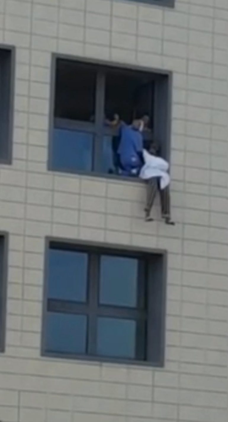 Foggia: paziente cerca di gettarsi dalla finestra, infermiere gli salva la vita