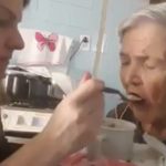 Ha l’Alzheimer, anziana riconosce la nipote e le dice: “Ti amo”
