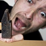 Imprecare in risposta ad uno stimolo doloroso acuto ne aumenta la tolleranza