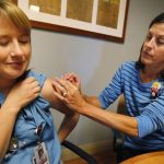 Inghilterra, medici ed infermieri trasferiti se non si vaccinano