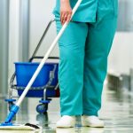 Più infezioni da batteri resistenti agli antibiotici se gli ospedali esternalizzano i servizi di pulizia