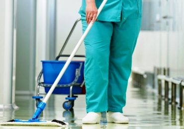 Più infezioni da batteri resistenti agli antibiotici se gli ospedali esternalizzano i servizi di pulizia