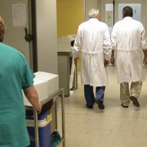 Senza straordinari e costretti a trasportare salme: infermieri pronti allo sciopero