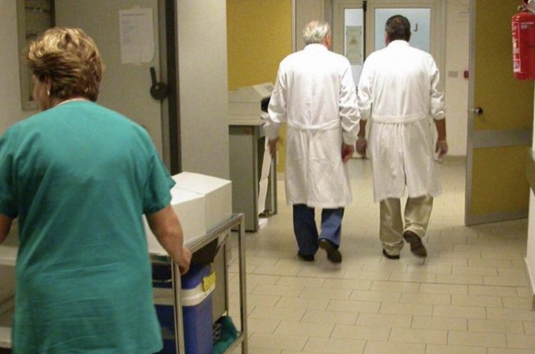 Senza straordinari e costretti a trasportare salme: infermieri pronti allo sciopero