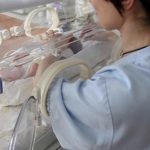Neonato cardiopatico abbandonato dalla mamma in ospedale: medici e infermieri del reparto lo adottano