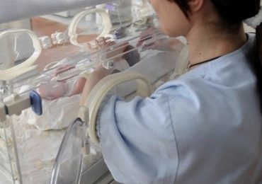 Neonato cardiopatico abbandonato dalla mamma in ospedale: medici e infermieri del reparto lo adottano