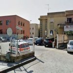Cerca di far rispettare il divieto di fumo: infermiere si becca un pugno in faccia