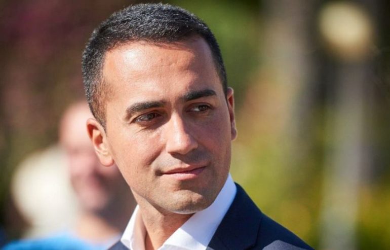 Di Maio: “Bye bye, vitalizi ai consiglieri comunali. Ma niente tagli alla sanità”